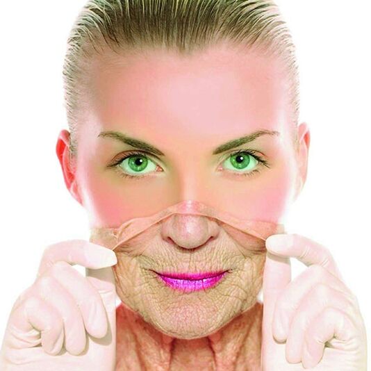 Mujer adulta se deshace de las arrugas de su rostro con remedios caseros