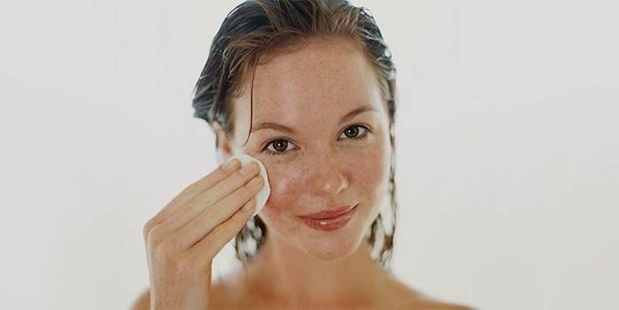aplicar aceite a la piel del rostro para rejuvenecerla