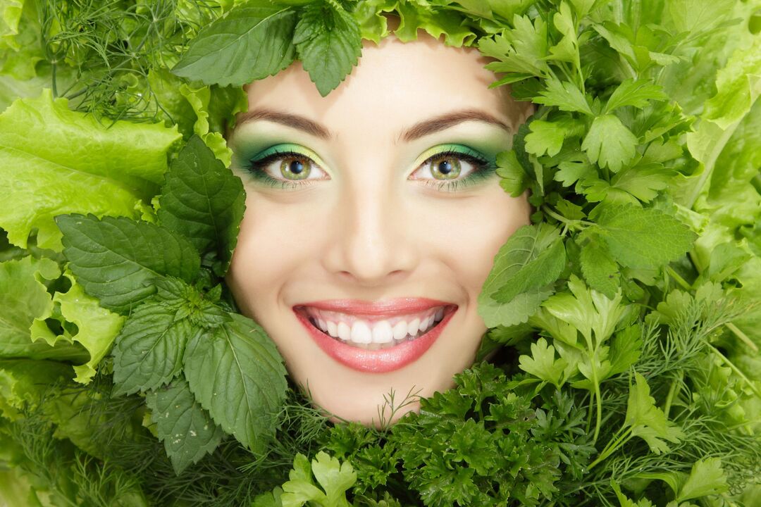 Piel facial joven, sana y hermosa mediante el uso de hierbas beneficiosas